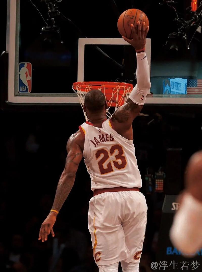 东契奇巧妙击地传球 詹姆斯双手暴扣